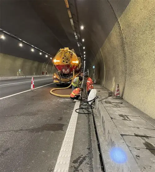 云溪隧道排水渠清淤